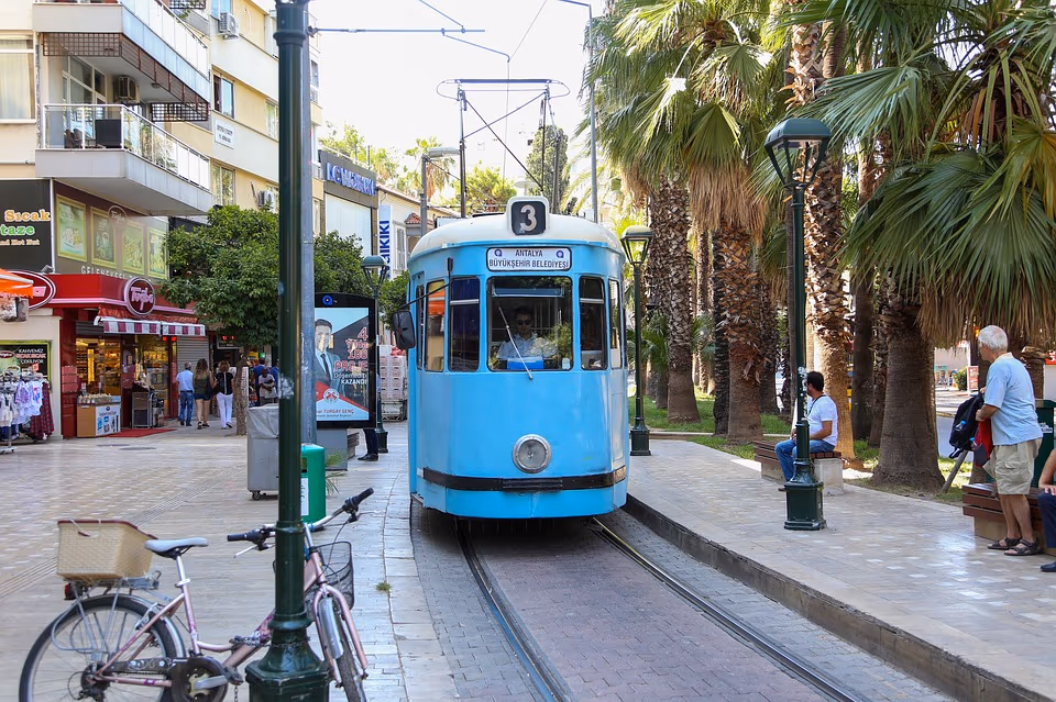Toeristentreintje in een straat in het centrum van Antalya