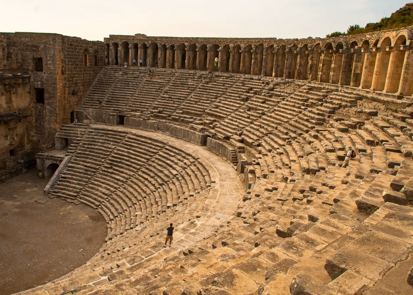 De stenen zitrijen rond het toneel van het Romeinse theater in Aspendos