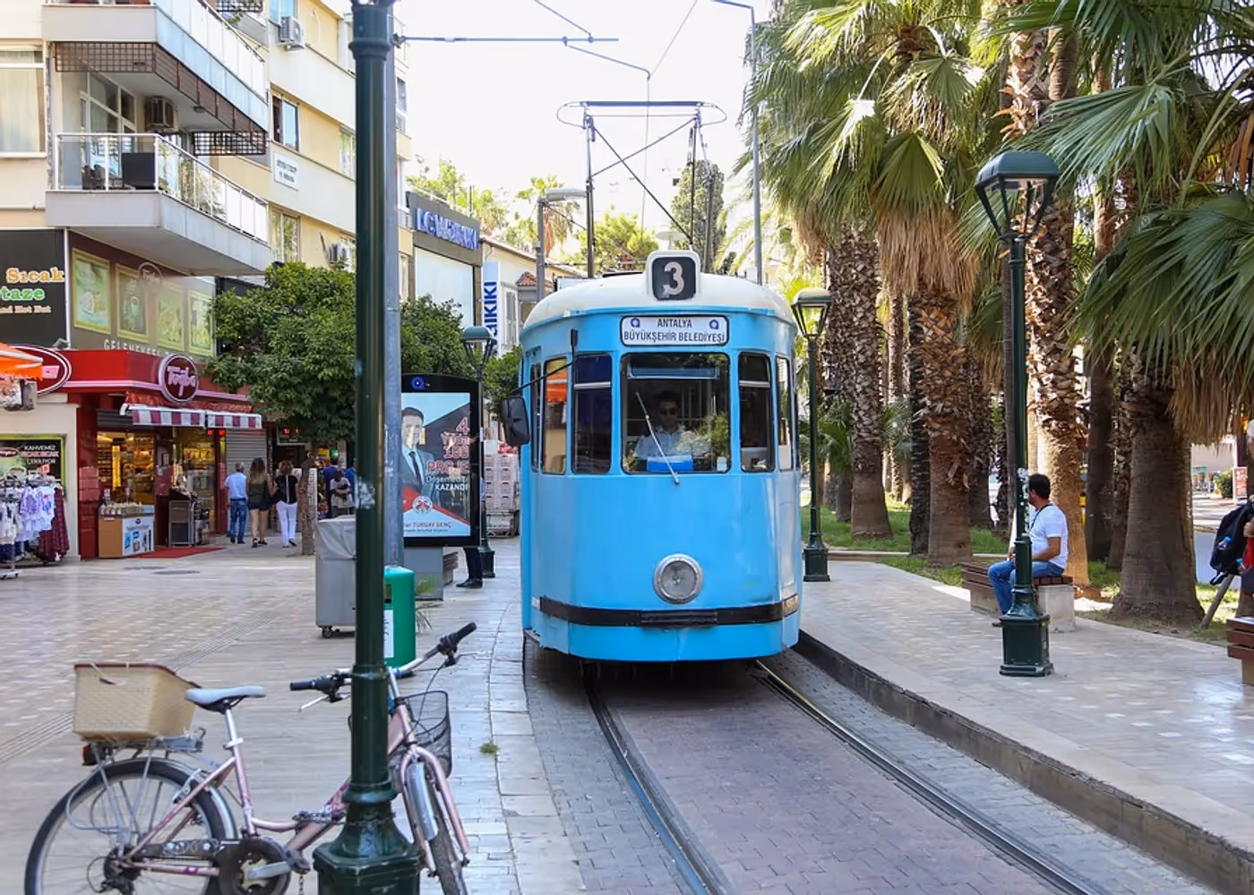 Oude tram in een laan met palmen in het centrum van Antalya