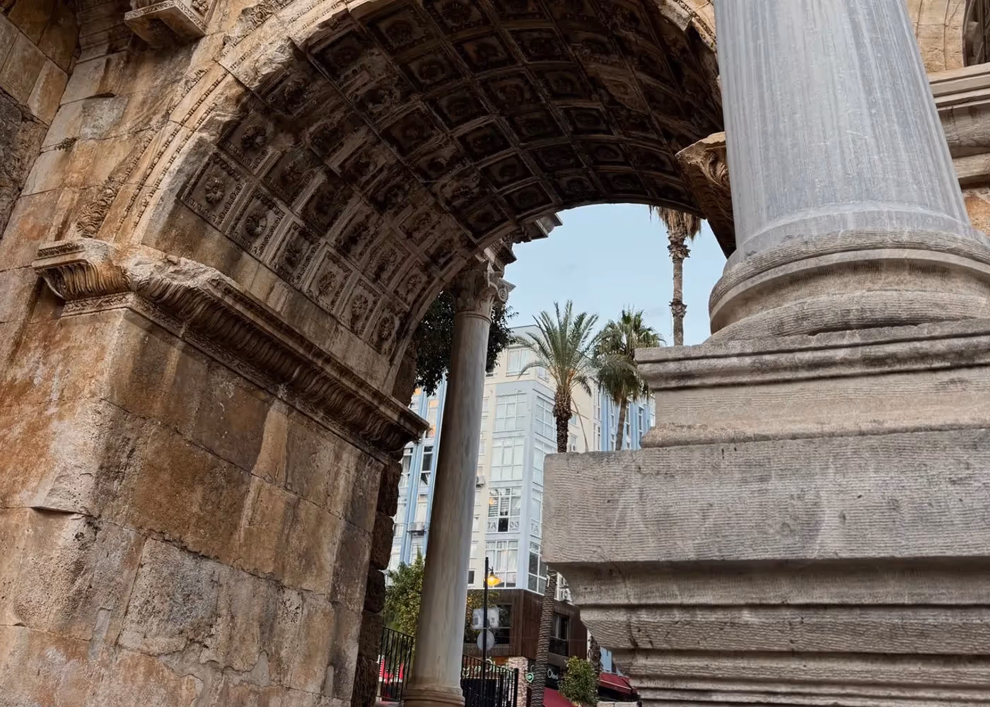 Witte marmeren stadspoort met drie bogen: de Hadrianuspoort in Antalya