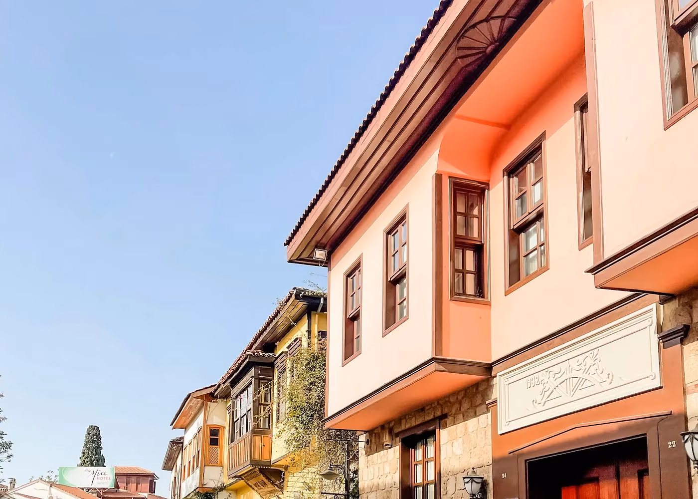 Smal straatje in Kaleiçi met overhangende houten erkers