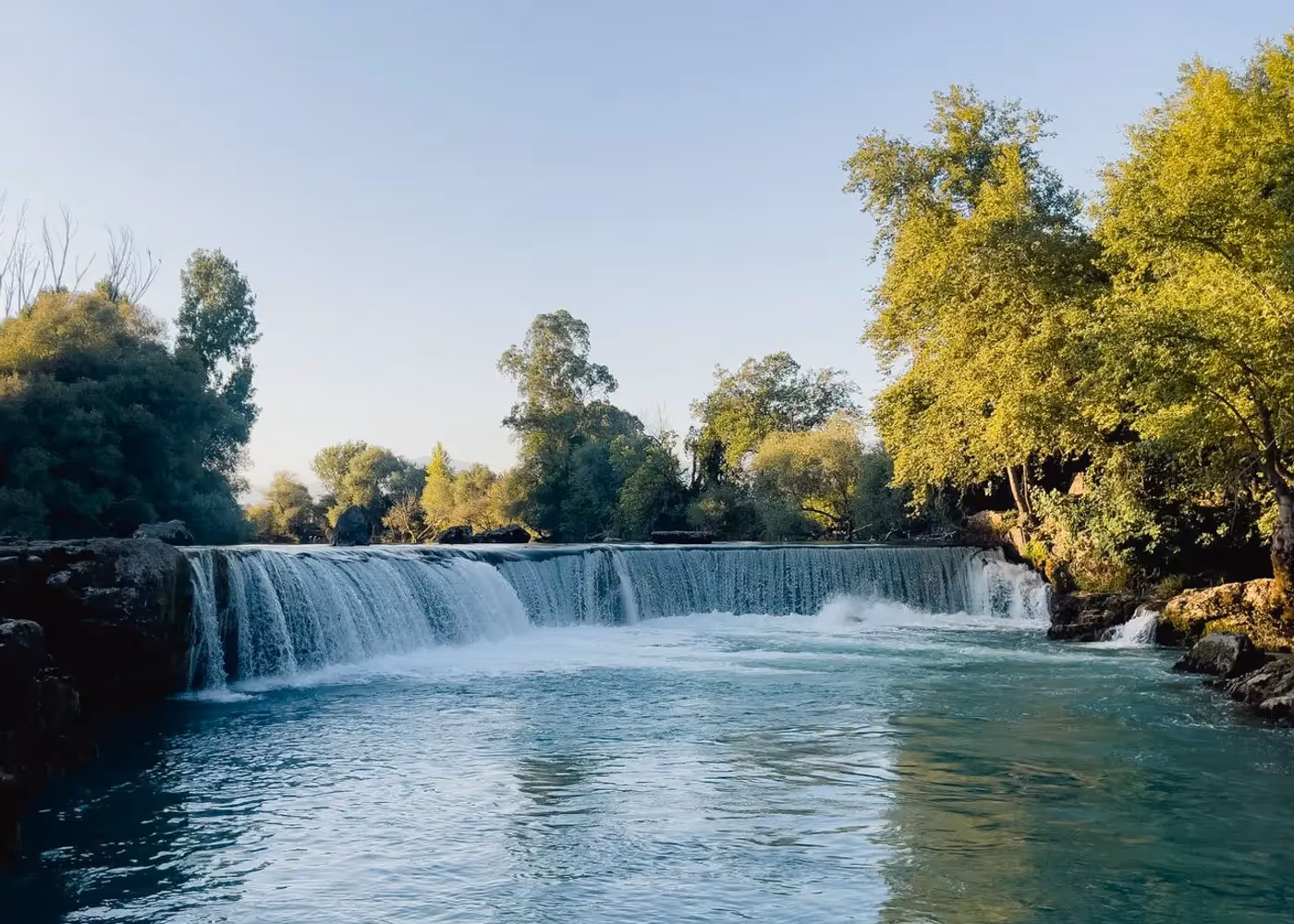Waterval tussen bomen en struiken in het natuurpark Kurşunlu