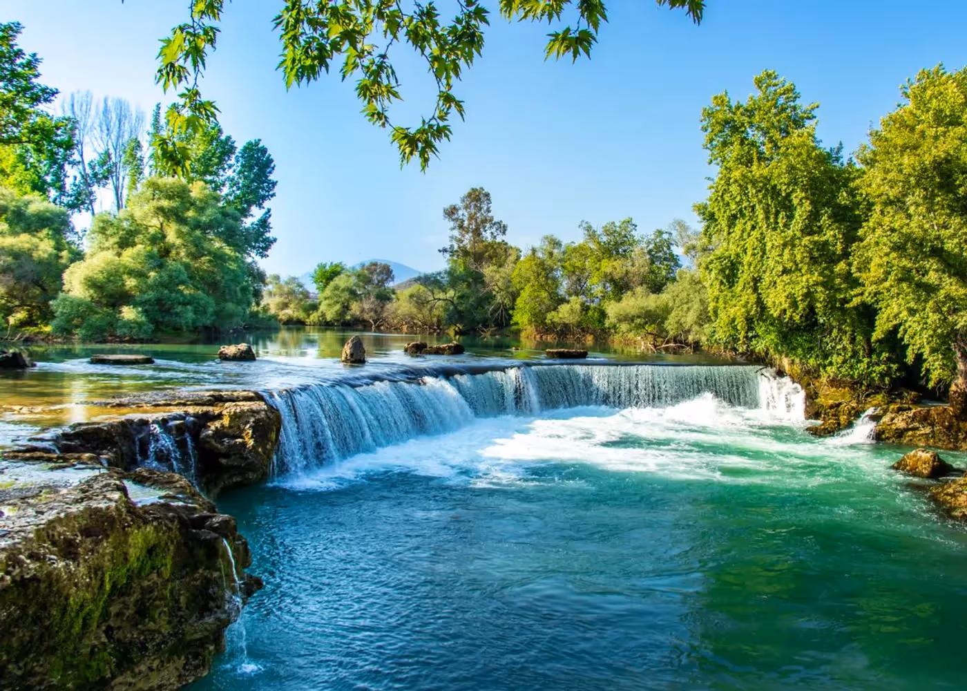 Brede rivier die over een lage rotsrand stort: de Manavgat-waterval