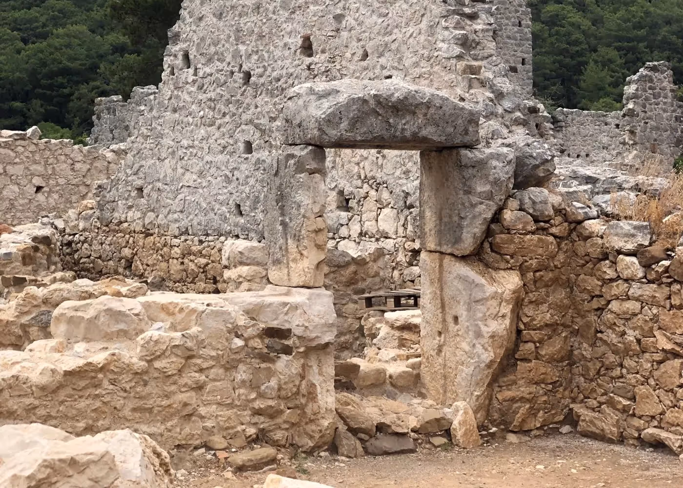 Begroeide muurresten in de oude stad Olympos