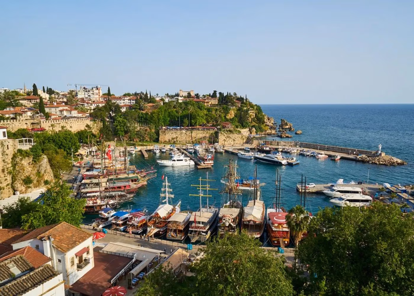 Boten in de haven van Antalya, onder de stadsmuur van Kaleiçi