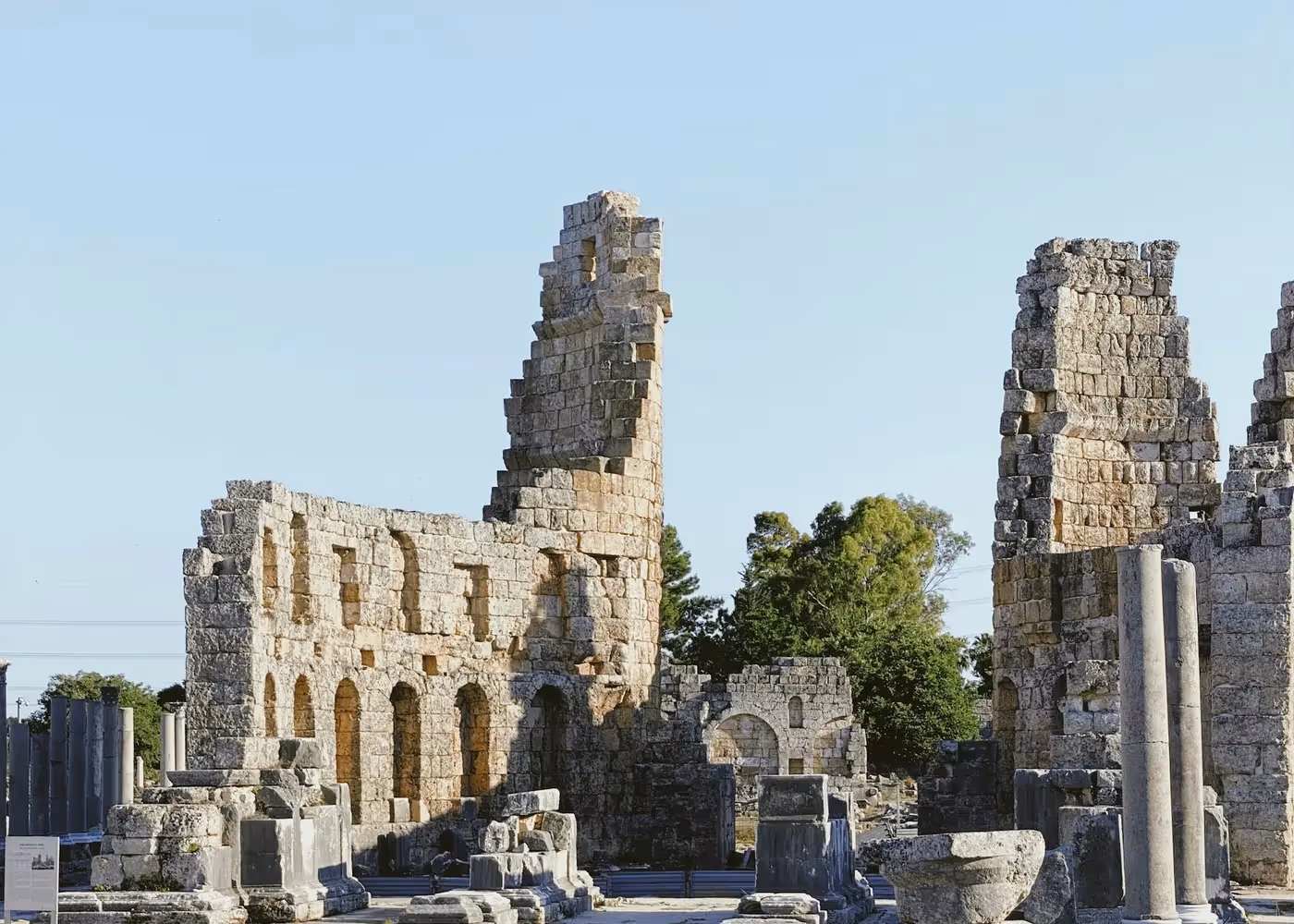 Zuilen en muurresten van een Romeins badhuis in Perge