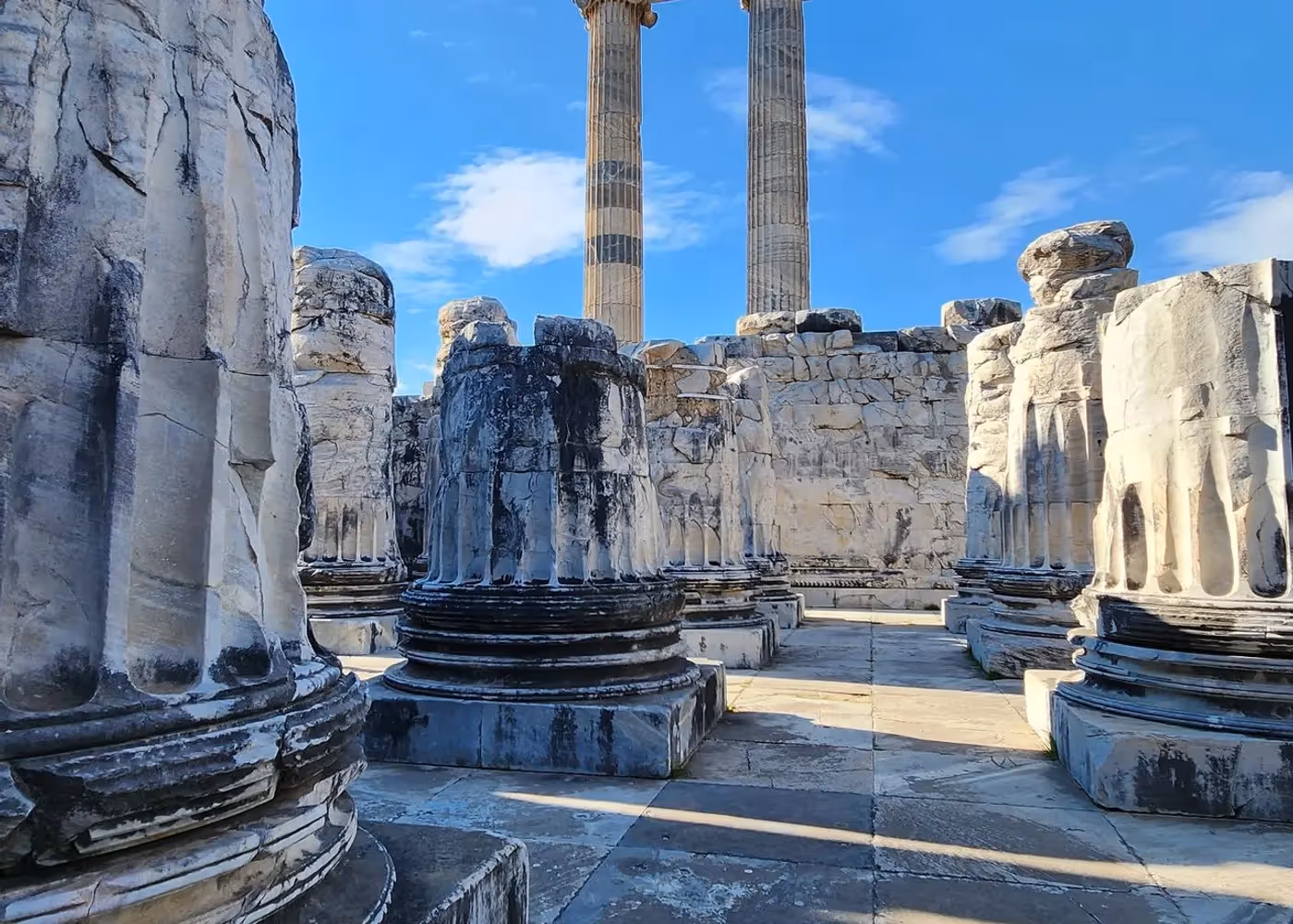 Staande zuilen van de Apollotempel in Side, met een stuk fries erboven
