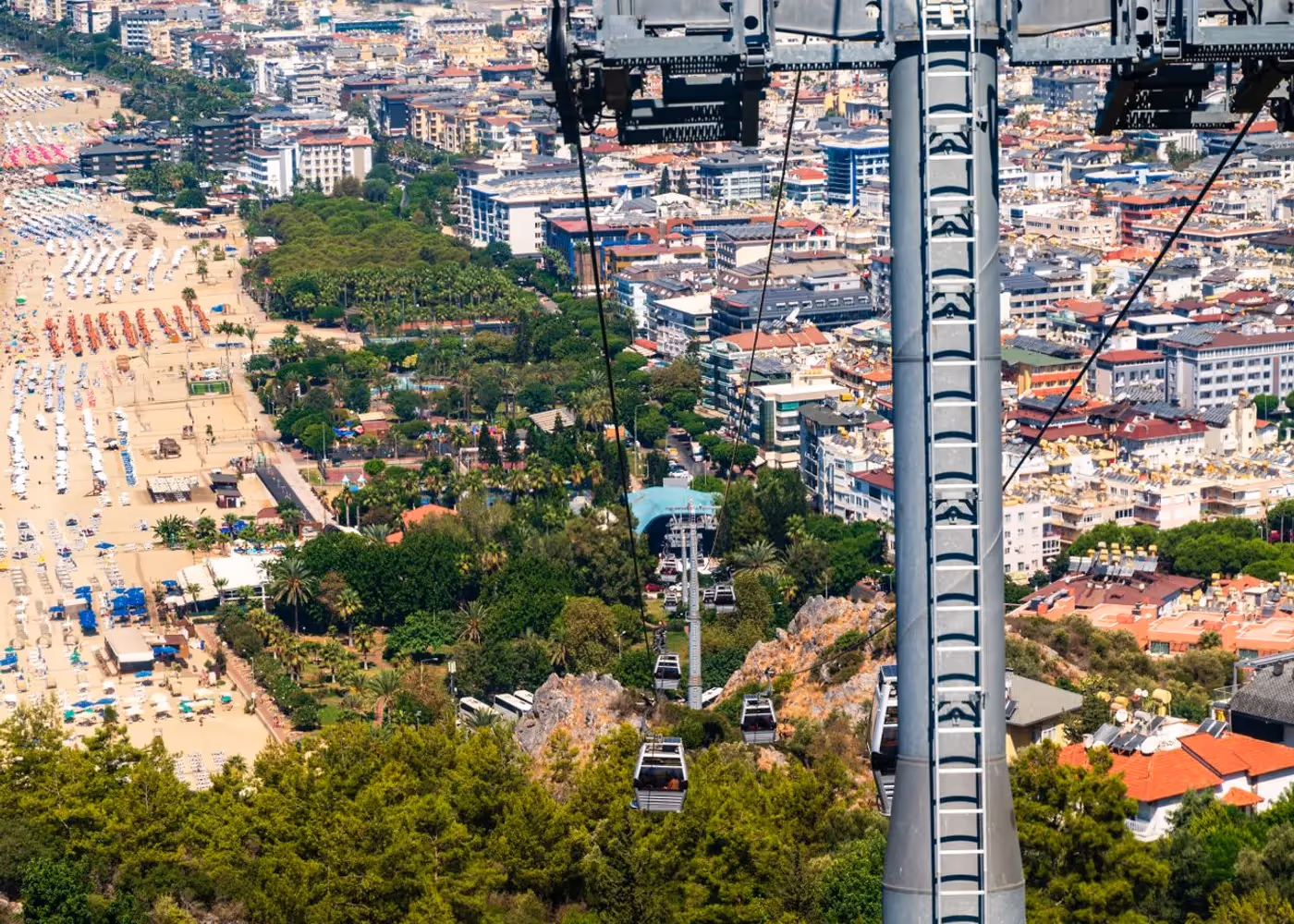 Kabelbaangondel boven een bosrijk dal, op weg naar de top van Tünektepe
