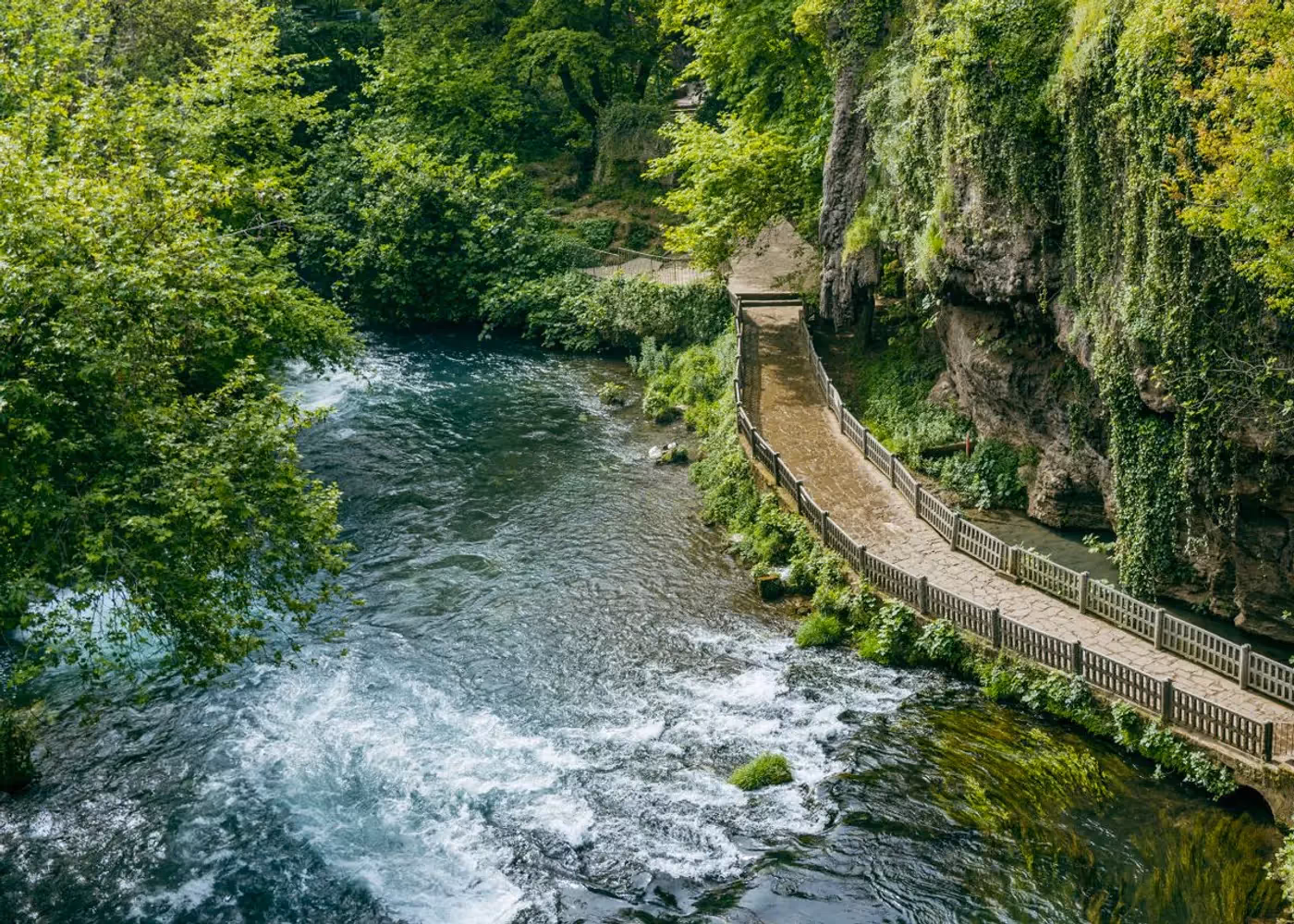 Woeste rivier met pad ernaast bij de bovenste Düden-waterval in Kepez