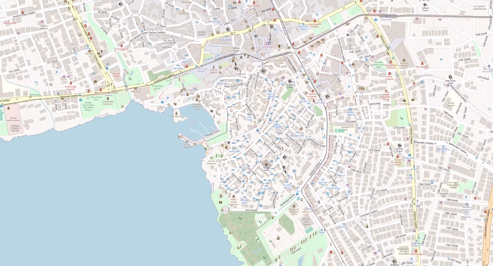 Plattegrond van het oude Antalya: de kade, stukken stadsmuur, groen op de rotsranden en het straatnet erachter