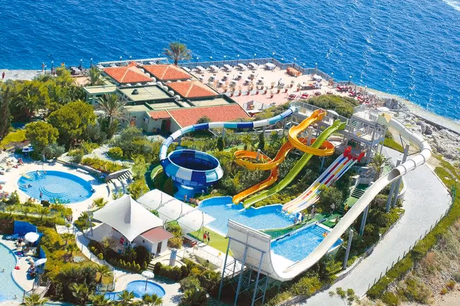 Pine Bay Holiday Resort bij Kuşadası vanuit de lucht, met waterpark en baden