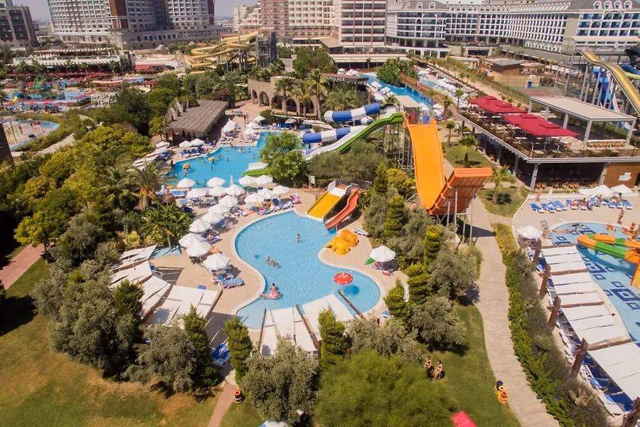 Saturn Palace Resort in Lara van boven, met de zwembaden en de tuin