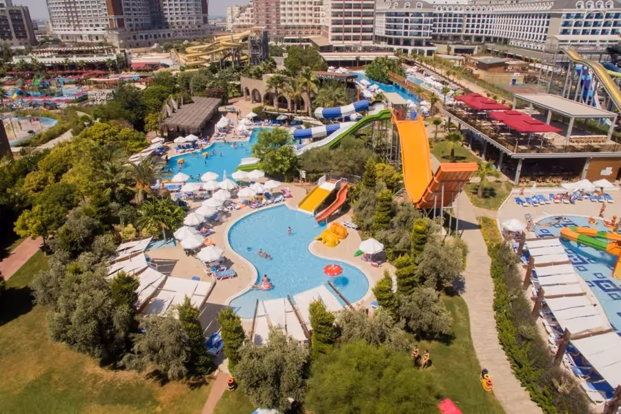 Saturn Palace Resort in Lara van boven, met de zwembaden en de tuin