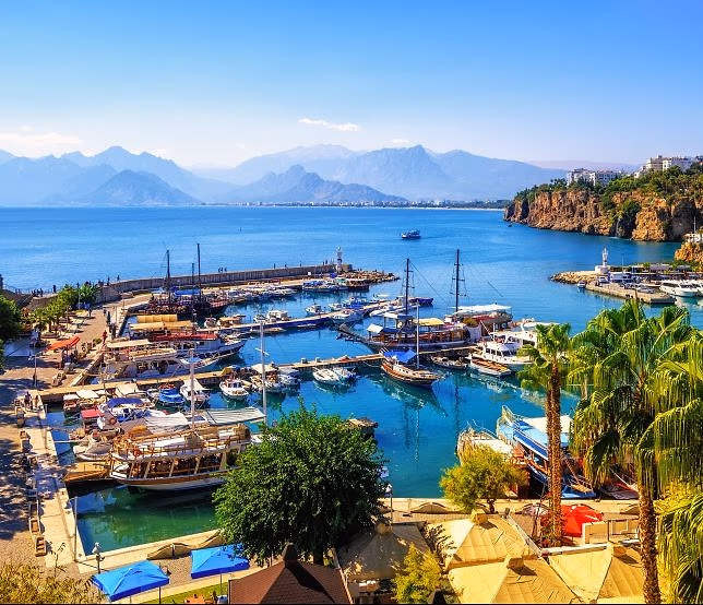Oude huizen en smalle straten in de binnenstad van Antalya
