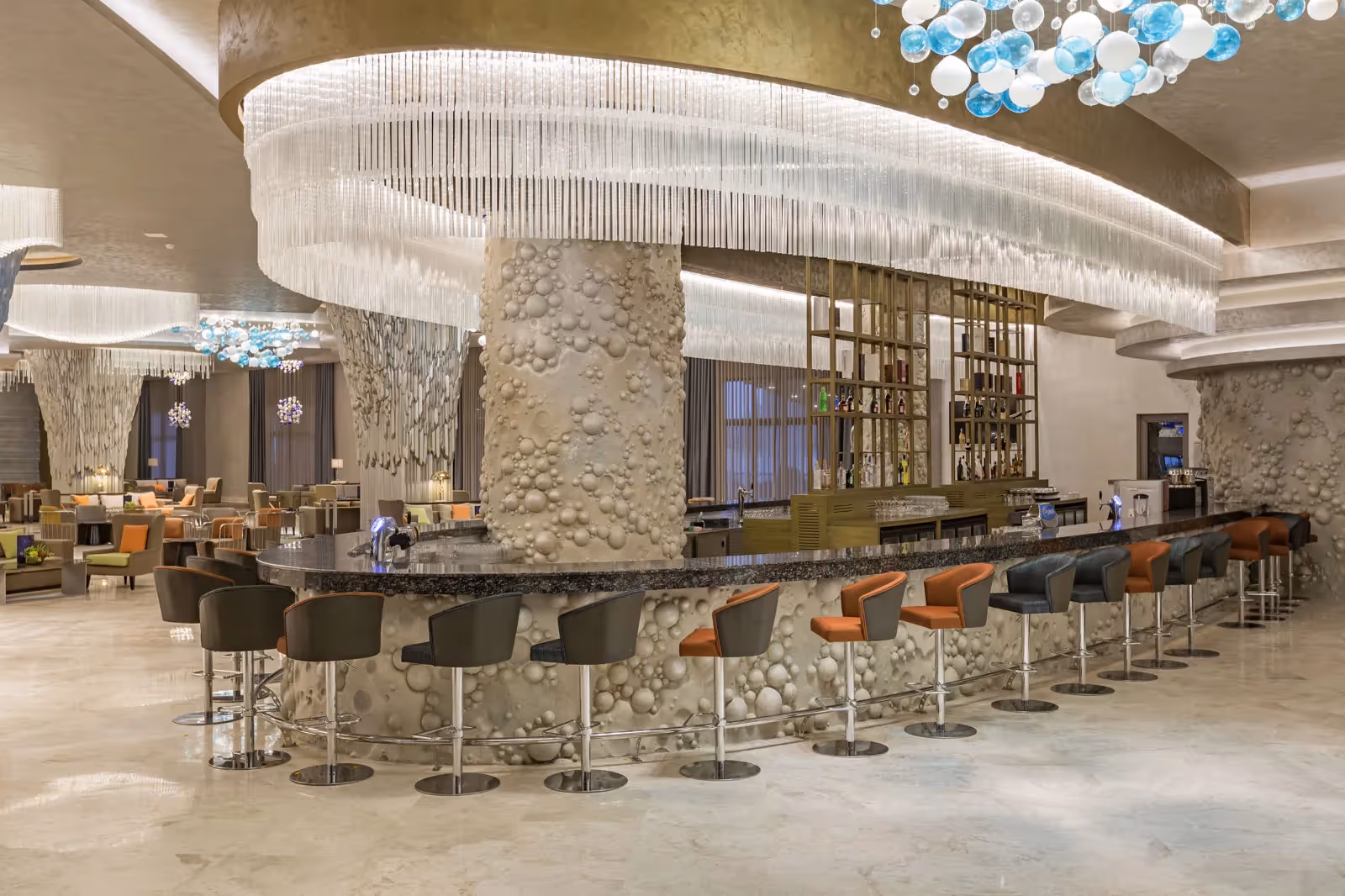 Lobbybar met een ronde plafondsculptuur van glas en barkrukken bij Royal Seginus in Lara