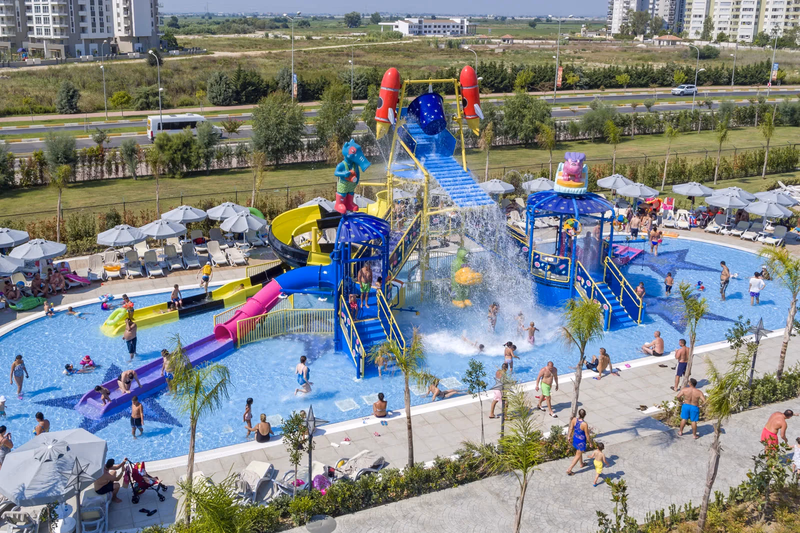 Waterspeelplaats met kleurige glijbaantjes en een ondiep kinderbad bij Royal Seginus