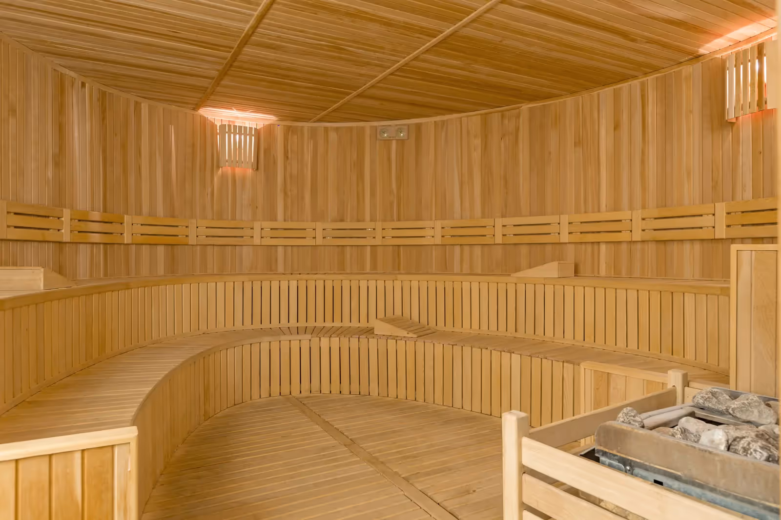 Houten sauna met lange banken en een saunakachel bij Royal Seginus in Lara