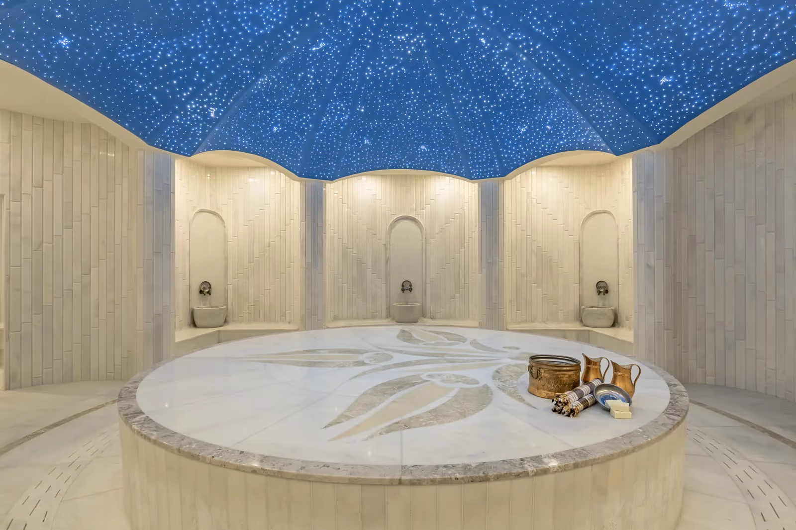 Hamam met een rond marmeren massagebed onder een gewelf met sterrenhemel bij Royal Seginus in Lara