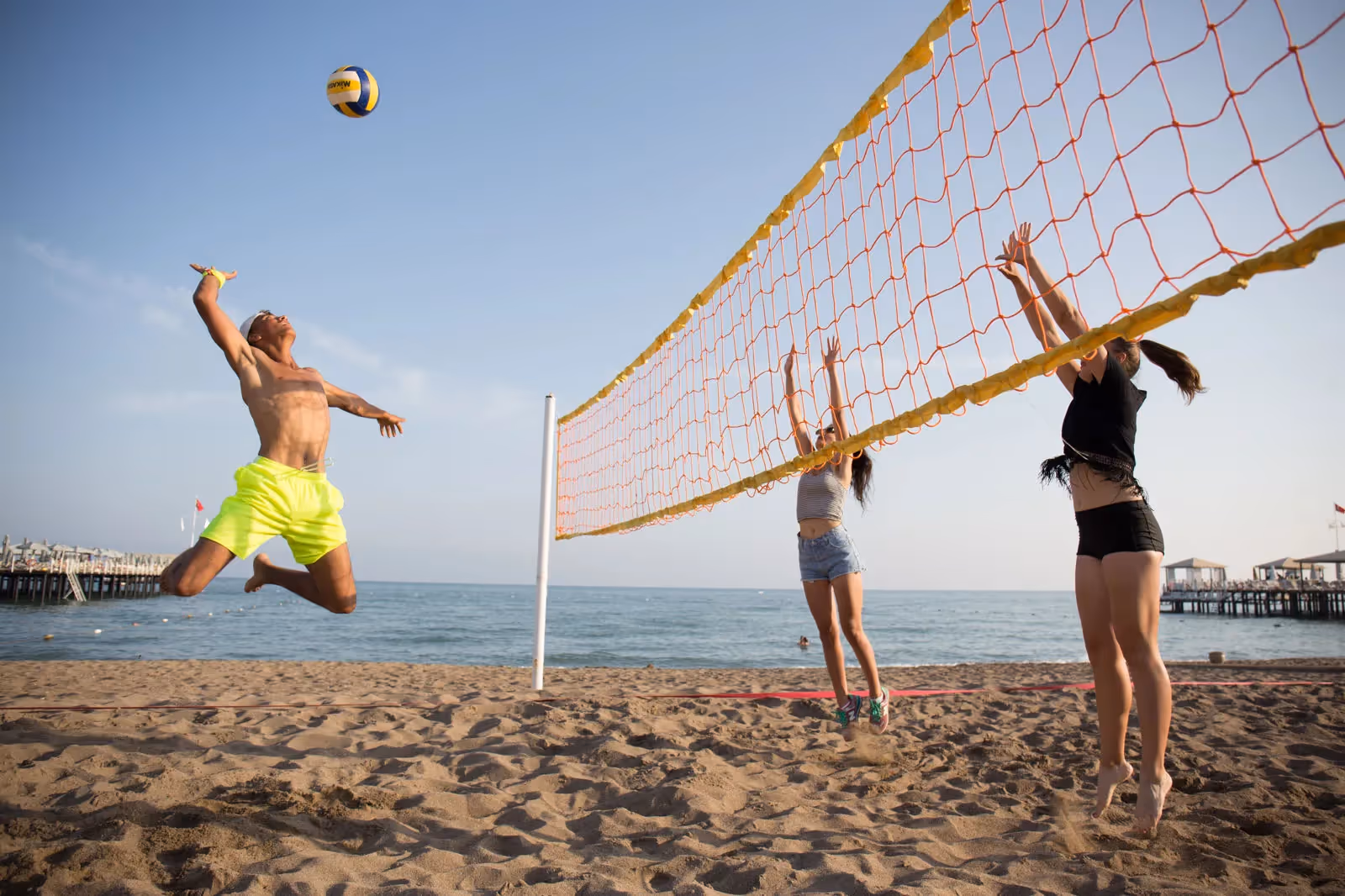 Beachvolleybal op het strand: een speler springt voor het net bij Royal Seginus in Lara